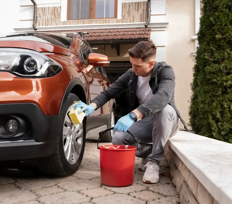 Lavage auto à domicile Sendets : professionnel intervenant sur un véhicule